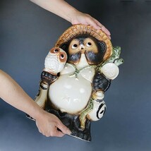 信楽焼 13号ふくろう持ち狸(白)たぬき タヌキ 開運 縁起物 可愛い 陶器 商売繁盛 ギフト 開店祝 置物 かわいい フクロウ ta-0078_画像3