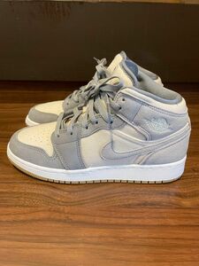 NIKE AIR JORDAN 1 MID SE 23.5