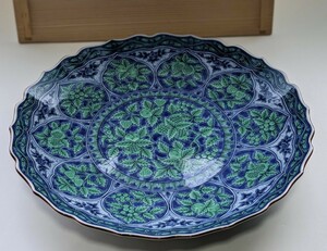 長期自宅保管中古現状品 前畑陶器 庫山窯 大皿 (30cm)共箱入り 陶器 色絵 青華緑彩 輪花 「吉祥」「子孫繁栄」を表す果実文 「色絵染付」