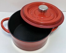 【中古保管現状品】GoodPlus+ グッドプラスキャストポット CASTPOT 両手鍋 赤 RED 20cm 鉄鋳物ホーロー ツマミ ステンレス鋼 容量2.5 L_画像1