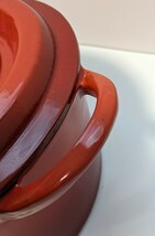 【中古保管現状品】GoodPlus+ グッドプラスキャストポット CASTPOT 両手鍋 赤 RED 20cm 鉄鋳物ホーロー ツマミ ステンレス鋼 容量2.5 L_画像8
