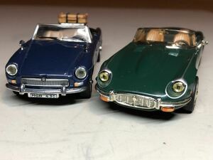 Hong Well MG B Cabriolet + R oad Signature Jaguar E Type 1971 1/43