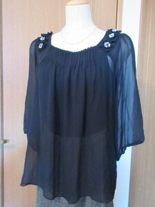 V)#[LA.SUMERlashu mail ]#sia-. black silk georgette / silk 100%#. origin tuck & both shoulder 6 piece. . flower motif attaching formal blouse 