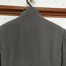 美品スーツ11号　春秋物　ジャケットとスカートの2点セットです。グレーピンストライプ　すっきりとした裾広がりの大人のデザインです。_画像4