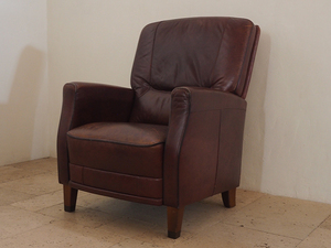 Y11283. 本革 レザー 重厚感のある一人掛けソファ / チェア 椅子 ヴィンテージ レトロ アンティーク 什器 古家具 時代 ミッドセンチュリー