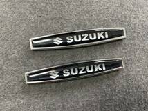 スズキ SUZUKI カーステッカー エンブレム プレート フェンダーバッジ シール 金属製 送料無料 2個セット ●113番_画像1