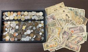 【#9098-K　日本古銭メイン 未選別 大量 約1kg 古紙幣 外国銭 外国紙幣 】