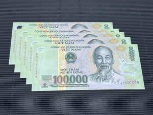 本物保証　UVライト確認済　ベトナム 100000(10万) Dong札 ポリマー紙幣 コレクション向きのピン札　 2021年 未使用 