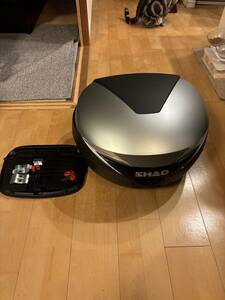 バイク リアボックス ハードケース SHAD SH39 チタニウムパネル付き　美品