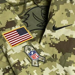 L定価100ドル（15000円）SALUTE TO SERVICE2021NIKEナイキ新品パーカー日本未発売バッカニアーズ正規品カモ迷彩フーディNFLアーミーUSA国旗の画像5