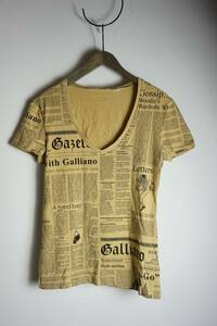 正規 John Galliano ジョンガリアーノ ニュースペーパー柄 半袖 Vネック Tシャツ カットソー AUJ701A ベージュ 茶 S 本物 213O