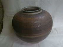 落款　茶釉薬　模様　大振り花器　28x30cm　5.8kg　陶器製飾り壺_画像2