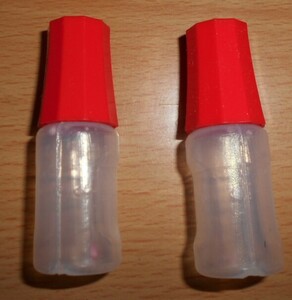 蓋付きミニボトル プラスチック製 赤いキャップ 柔らかいボディ 2本 中古