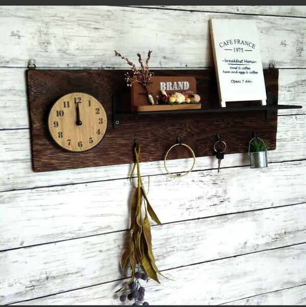 時計付きウォールシェルフ　ウォールラック　フック、飾り棚付き　カフェ風２