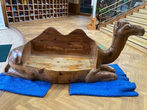 ラクダ 木彫り 二人がけソファ 彫刻 アンティーク レトロ 施設 らくだ 駱駝 座っている 天然木 無垢 木工芸 店舗 置物 インテリア 静岡