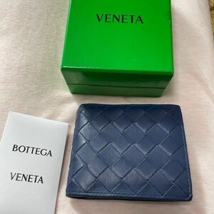 美品　ボッテガヴェネタ　現行モデル　二つ折り財布　箱付き　ネイビー