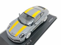 ▼　【ミニチャンプス 1/43 ポルシェ 911 R 2016 ナルドグレー/イエローストライプ】001-02402_画像3