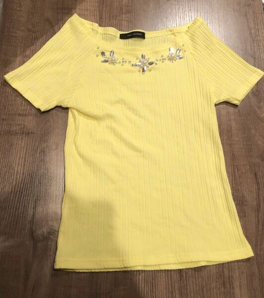 イエロー　Tシャツ　ティーシャツ　レディース　ビジュー　サマー　夏服　トップス　カットソー 半袖 黄色　リゾート　ギャル服　可愛い