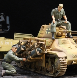 ドイツ軍 Pz.kpfw.39H 735(f)オチキスH38ロケットランチャー装備型フィギュア×2体付き 制作完成品