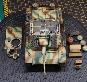 1/35 ドイツ軍 Ⅲ号突撃砲F8後期型「241号車」内部インテリア再現・増加装甲仕様 制作完成品