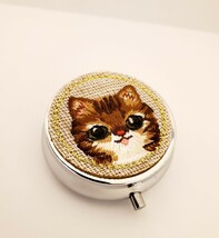 猫の雑貨　HANAKO　ピルケース　丸　アクセサリー　ケース　携帯型　猫の刺繍_画像3