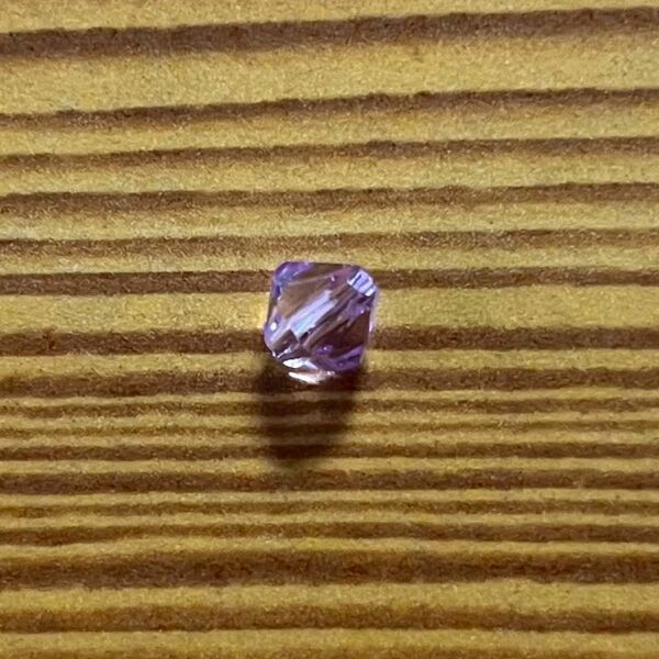プラスチックビーズ　ダイヤ型　薄紫