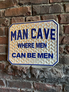 「男の隠れ家」の看板（男が男になれる場所）　鉄板風サイン ■ アメリカン雑貨 アメリカ雑貨