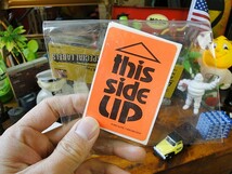 アメリカのパッキングラベル Sサイズ蛍光オレンジ（天地無用/THIS SIDE UP）単品1枚 ■ アメリカン雑貨 アメリカ雑貨_画像3