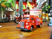 コカ・コーラ ボトルトラック　ミニカー 1/87スケール（1947年モデル/レッド） ■ アメリカン雑貨 アメリカ雑貨 coke_画像3