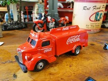 コカ・コーラ ボトルトラック　ミニカー 1/87スケール（1947年モデル/レッド） ■ アメリカン雑貨 アメリカ雑貨 coke_画像1