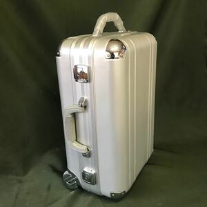 YANASE ヤナセ　アルミスーツケース　リモア風デザイン　鍵付き　キャリーケース 機内持ち込み シルバー 中古