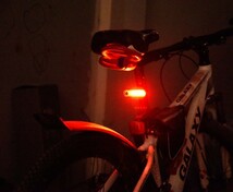 自転車 LED テールライト セーフティーライト 赤 白 リアライト USB電池式 コンパクト 軽量 防水 工具不要で取り付け　自転車テールライト_画像4