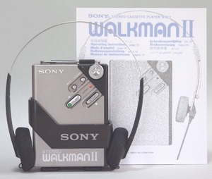 整備済み/完全動作★美品！良い音質のWM-2(銀) です。貴重な純正ホルダー付 SONY ウォークマンⅡ 昭和レトロ