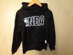 e801◆NBA フーディー プルオーバー◆サイズS(8) ボーイズ キッズ 子供服 ブラック JERSEY 裏起毛 バスケットボール ポリ素材 ロゴ 6B