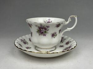 D) ロイヤルアルバート ROYAL ALBERT スウィートバイオレット Sweet Violets すみれ柄 カップ&ソーサー 洋食器 ENGLAND 高級 花柄 