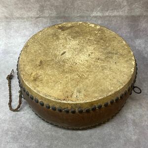 Бывшая эпоха дома на рассвете, старый японский барабан японский музыкальный инструмент Тайко -барабан барабан с барабаном? В это время