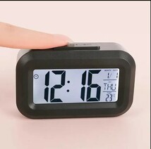 【NEW】LED デジタル アラーム目覚まし時計 温度計 カレンダー バックライト 単４電池付き ブラック！_画像1