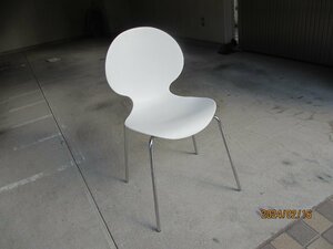 インテリア椅子：流線型のデザインが優れているエール型の高級チエアーです：ホワイト：１台のみ提供です：