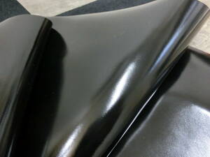 E80　黒　ガラス　エナメルの様な光沢有り　１，３ミリ　伸び無し　最長部約104×41㎝　革小物レザークラフト材料　手作り材料