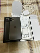 極美品　iPhone11 pro max 256GB 87% 未使用備品完備　SIMフリー判定○ belkinワイヤレスチャージャー付_画像3