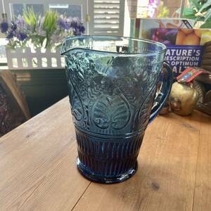 r173 英国 美しいブルーガラスのカラフェ アクアマリン ピッチャー ハンドメイドによる素敵なサーバー テーブルを華やかに飾るガラス食器