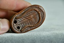 【古美術】蛙 草履 根付 Netsuke 精密 彫刻 超絶技巧 提げもの 提物 かえる カエル 古玩 黄楊 在銘_画像9