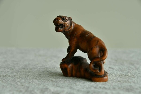 【古美術】虎 根付 Netsuke 精密 彫刻 超絶技巧 古玩 骨董 トラ 寅