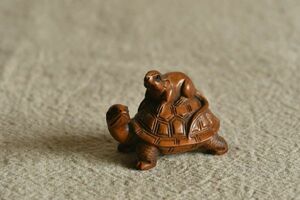 【古美術】亀 うさぎ 古木 アンティーク 柘植 レトロ 置物 インテリア 小動物 根付 Netsuke 精密 彫刻 超絶技巧