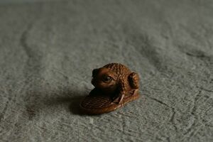 【古美術】カエル 草履 在銘 ？山 根付 Netsuke 精密 彫刻 超絶技巧かえる