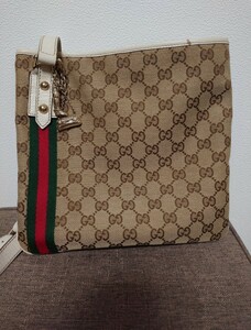 GUCCI グッチ ショルダーバッグ チャーム付