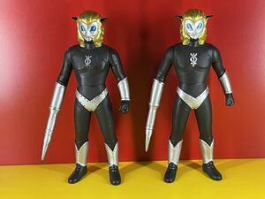 即決ウルトラ怪獣500 マグマ星人 中古品 ライブサイン有1体　ウルトラマンレオ　ウルトラ怪獣シリーズ　2体セット　