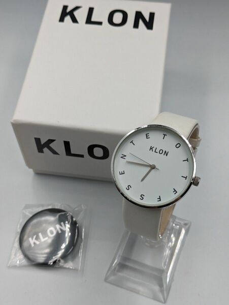 KLON クローン ユニセックス腕時計☆シルバー&ホワイト3針☆缶バッジ付き☆電池交換済み