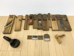 ★中古★大工道具17点セット 平鉋/作里/際鉋/毛引き/墨壺 常三郎/國秀/兼貞/武蔵/日本/小次郎/長雲など かんな カンナ 台付き)倉b