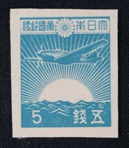 ☆コレクターの出品 『第３次昭和切手 旭日と飛燕機』５銭/緑青 ＮＨ美品 E-34_画像1